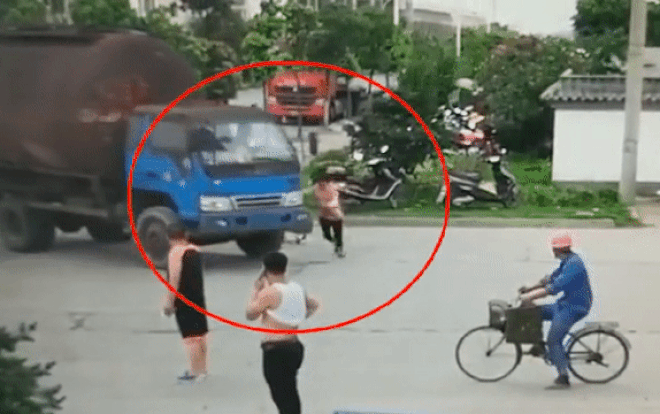 Người phụ nữ vác xe đạp chặn đầu ô tô tải rồi lăn ra ăn vạ vòi tiền Ảnh 2