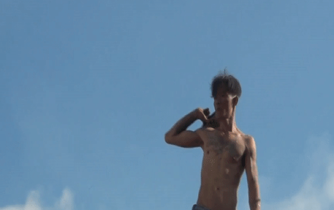 Kẻ ngáo đá cầm dao cố thủ trên nóc nhà, dùng đá ném khi phát hiện lực lượng chức năng Ảnh 2