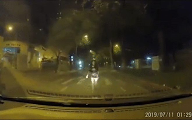 Cãi nhau với người yêu, cô gái bất ngờ lao thẳng về phía ô tô đang chạy  Ảnh 2