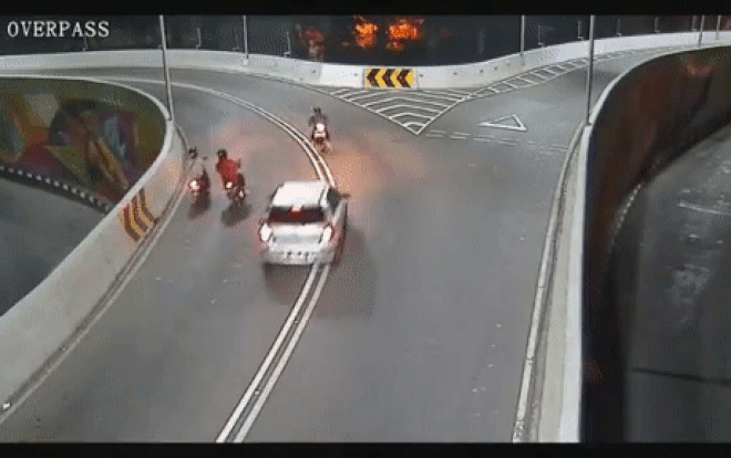 Ô tô tông trúng xe máy, hất tung tài xế xuống đường rồi bỏ chạy Ảnh 2