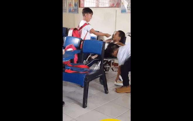 Clip: 2 cậu học trò nhỏ ân cần chăm sóc bạn cùng lớp bị bại não khiến CĐM hết lời ngợi khen Ảnh 2