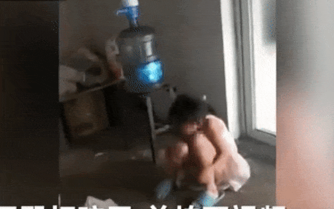 Rùng mình cảnh cha cầm gậy gỗ đánh 2 con không thương tiếc khiến dân mạng phẫn nộ Ảnh 2