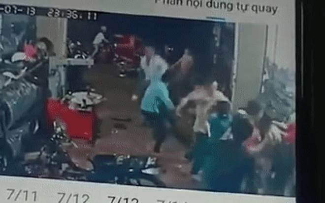 Nửa đêm nhóm côn đồ ngang nhiên xông vào nhà gây sự rồi đánh 2 người nhập viện Ảnh 2