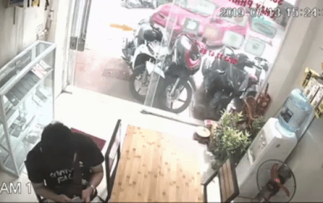 Kinh hoàng ô tô mất lái tông hàng loạt xe máy trên vỉa hè rồi lao vào cửa hàng, người đàn ông may mắn thoát nạn Ảnh 2