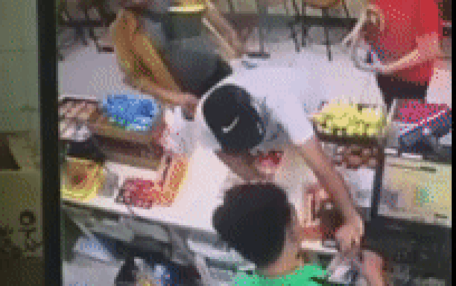 Chỉ với vài thao tác tinh vi, người đàn ông ngoại quốc nhanh tay 'cuỗm' hơn 11 triệu đồng trong tích tắc Ảnh 2