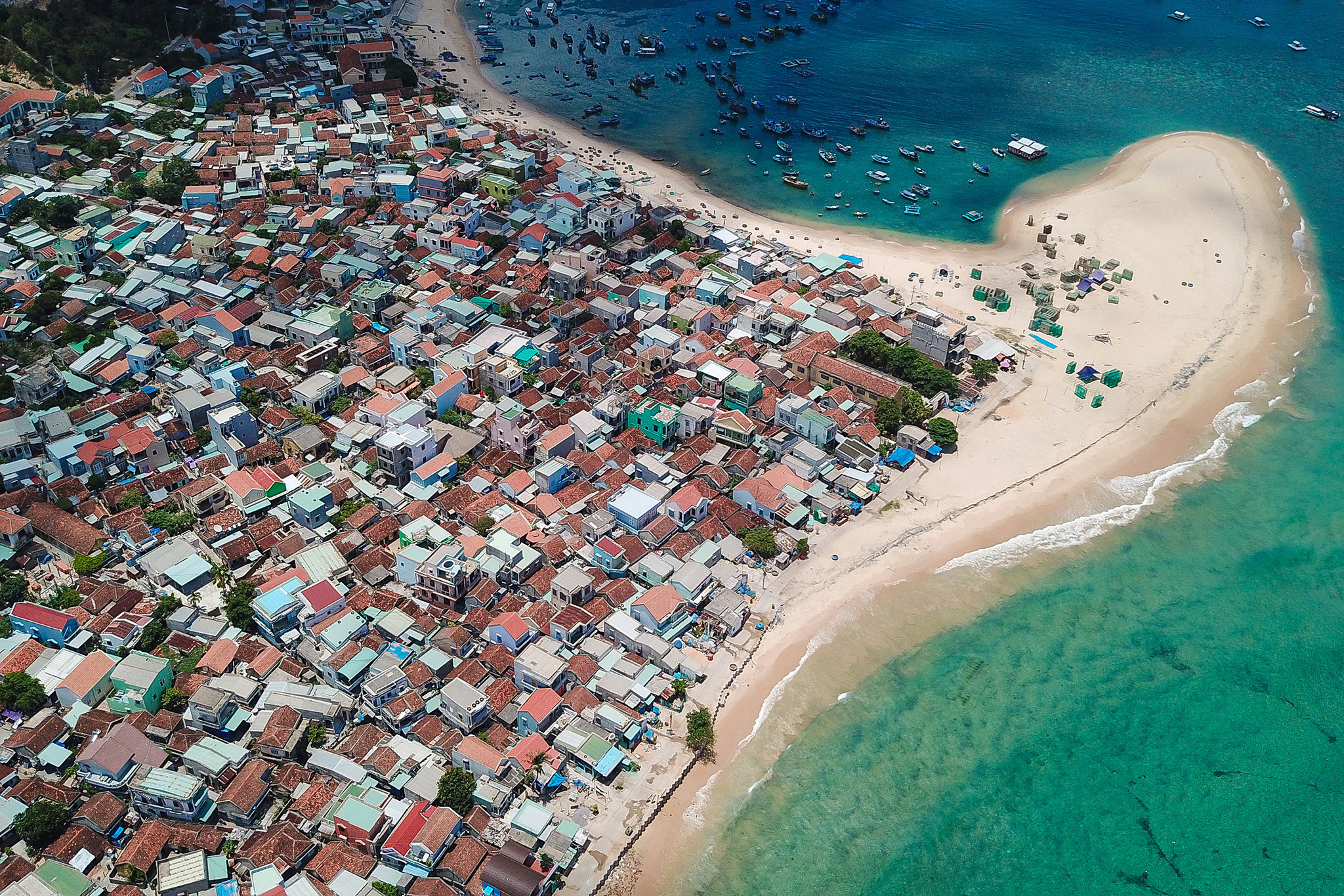 Nhìn từ trên cao Nhơn Hải trông có vẻ đẹp với làn nước biển màu xanh ngọc nhưng ở dưới rác ngập tràn.