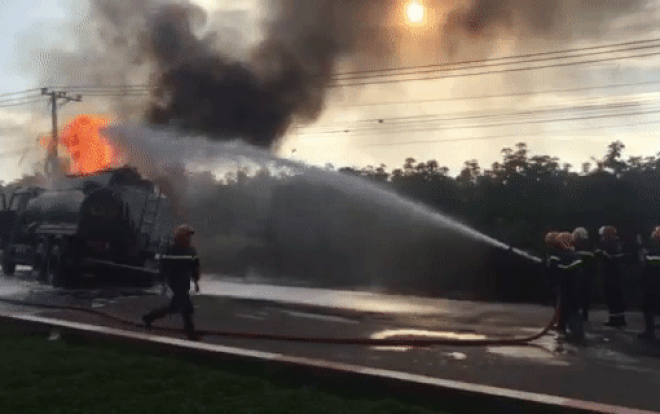 Xe tải tông xe bồn bốc cháy dữ dội trên quốc lộ, ít nhất 2 người tử vong Ảnh 2