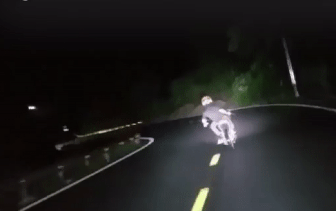 Sửng sốt thanh niên buông cả 2 tay khi đang chạy xe máy đổ đèo Tam Đảo trong đêm Ảnh 2