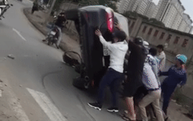 Phát hiện xe Camry lật nghiêng, nhóm người vội vã chung tay cứu tài xế nhưng lại gây tranh cãi Ảnh 2