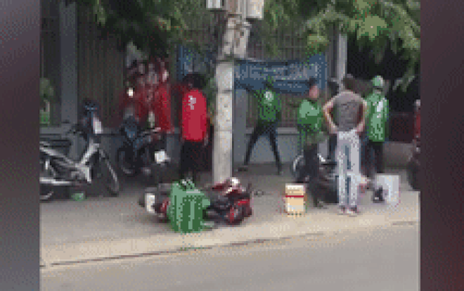 Xôn xao clip nhóm tài xế mặc đồng phục Grabbike và Go-Viet hỗn chiến trên đường phố Sài Gòn Ảnh 2