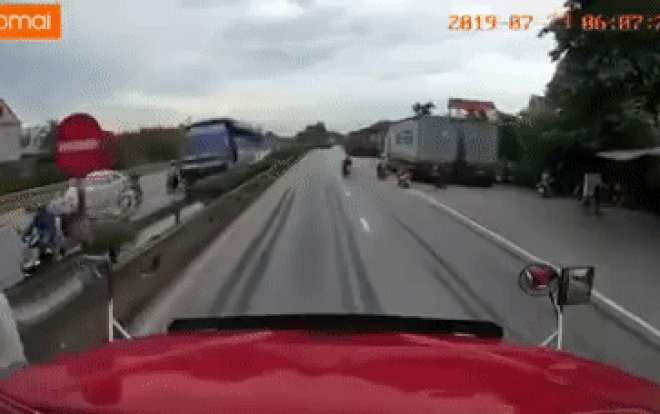 Video ghi lại cảnh ô tô tải tông vào dải phân cách rồi lao vào đoàn xe máy chờ sang đường làm 5 người tử vong Ảnh 2