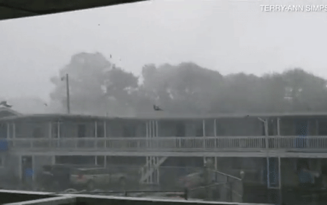 Lốc xoáy 'quái vật' xé toạc mái nhà ở Mỹ, làm cây cối và đường dây điện đổ ngổn ngang Ảnh 2