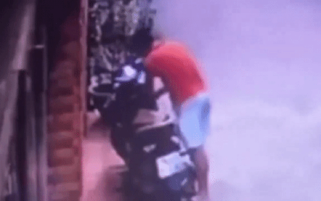 Nam thanh niên ăn mặc bảnh bao mở khóa trộm xe máy trong tích tắc khiến nhiều người ngán ngẩm Ảnh 2