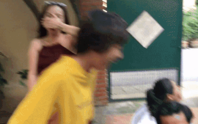 Hậu trường cảnh quay hài hước nhất Về Nhà Đi Con 73: Toàn bộ diễn viên đều bật cười ngặt nghẽo vì cô Xuyến diễn quá đạt Ảnh 2