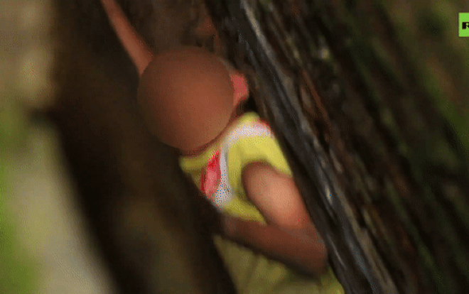 Nín thở xem giải cứu bé trai mắc kẹt trong khe tường hẹp chỉ 20 cm Ảnh 2