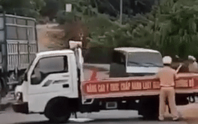 Vụ xe tải tông vào xe tuần tra, hất văng CSGT khi bị chặn đường: Trên xe chở gì? Ảnh 2