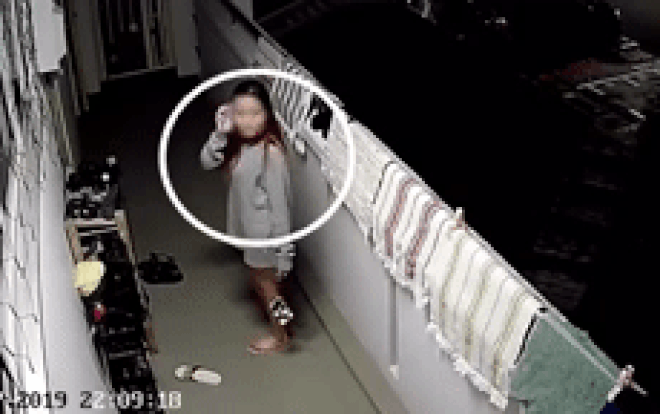 Clip: Lén lút thử giày nhà hàng xóm nào ngờ bị camera chĩa thẳng mặt khiến cô gái trẻ ngượng ngùng Ảnh 2