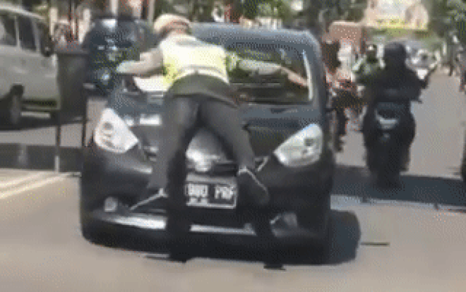 Cảnh sát giao thông nhảy lên mui xe ngăn tài xế vượt đèn đỏ y phim hành động Ảnh 2