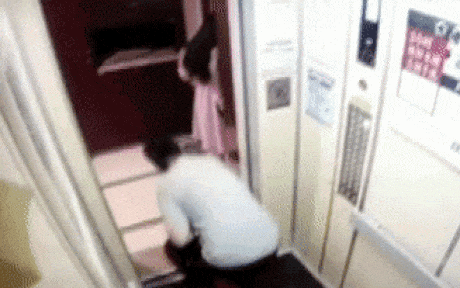 Cô gái bị kẻ biến thái đi theo về tận nhà, vén váy nhìn trộm mà không hề hay biết Ảnh 2