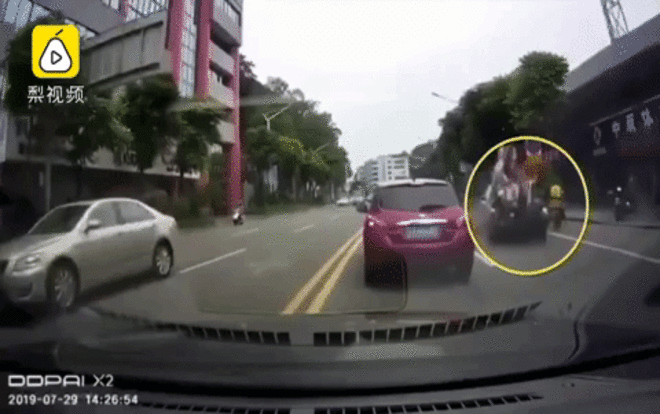 Ô tô đi sai làn với tốc độ nhanh đâm trực diện hất văng xe máy lên cao Ảnh 2