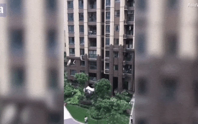 Thót tim cảnh hàng xóm dùng chăn đỡ bé trai rơi xuống từ lan can tầng 6 Ảnh 2