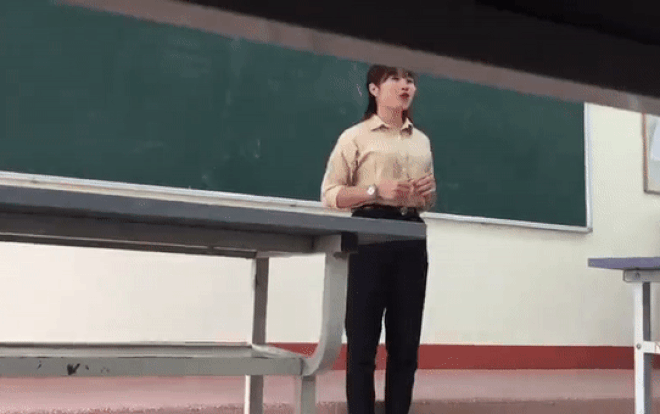 Vừa xinh đẹp lại vừa hát hay, cô giáo trẻ ‘đốn tim’ biết bao học sinh với bản cover ca khúc ‘Mặt trời của em’ Ảnh 2