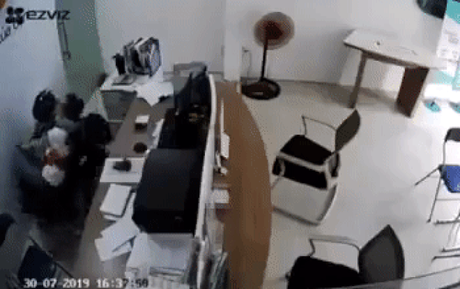 Clip nữ nhân viên cửa hàng sim thẻ vật ngã tên cướp khi bị kề dao vào cổ uy hiếp ở Sài Gòn Ảnh 2