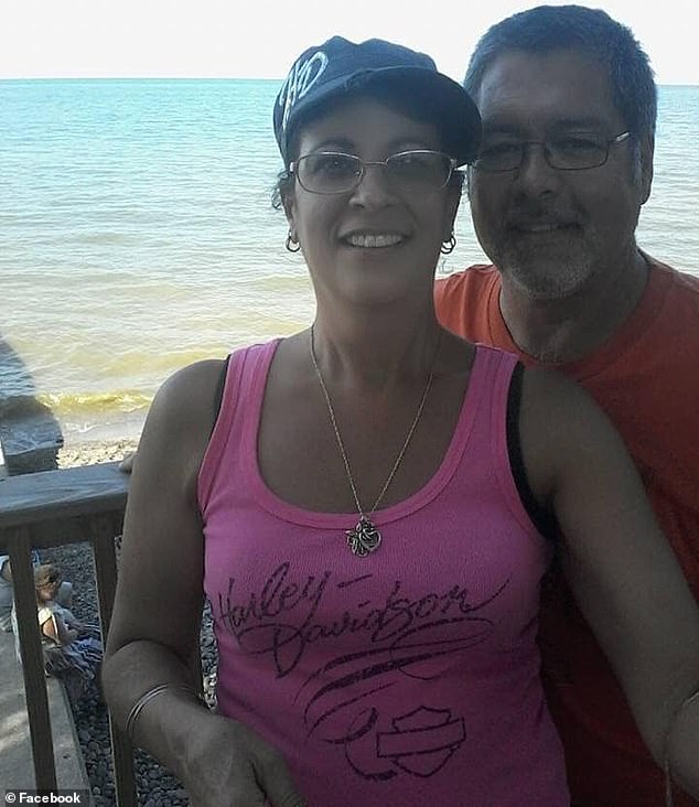 Bà Trainer và chồng.