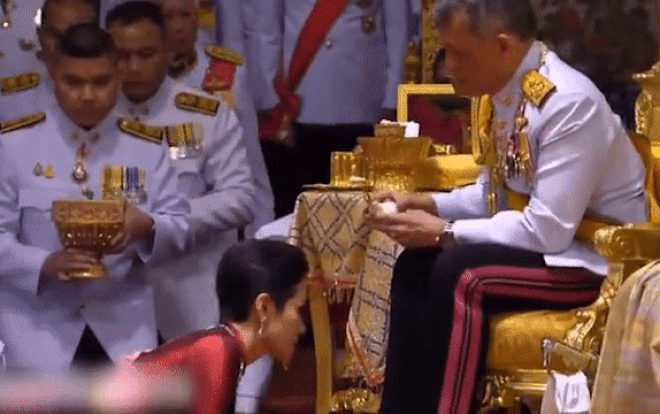 Nữ y tá quỳ rạp trước Nhà vua Thái Lan trong lễ sắc phong thành Hoàng quý phi Ảnh 2