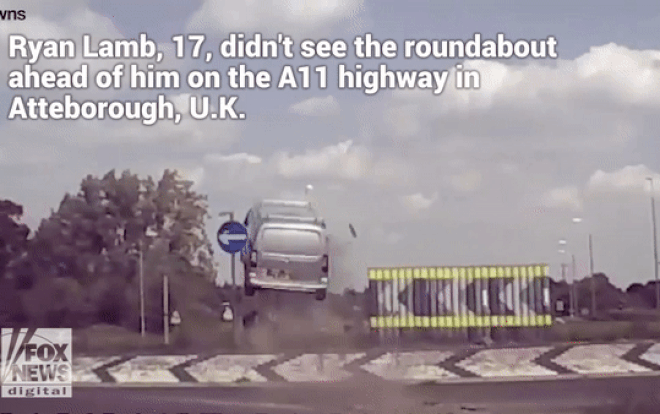 Khoảnh khắc ô tô văng lên cao 3 mét do tài xế vượt ẩu đúng khúc cua Ảnh 2