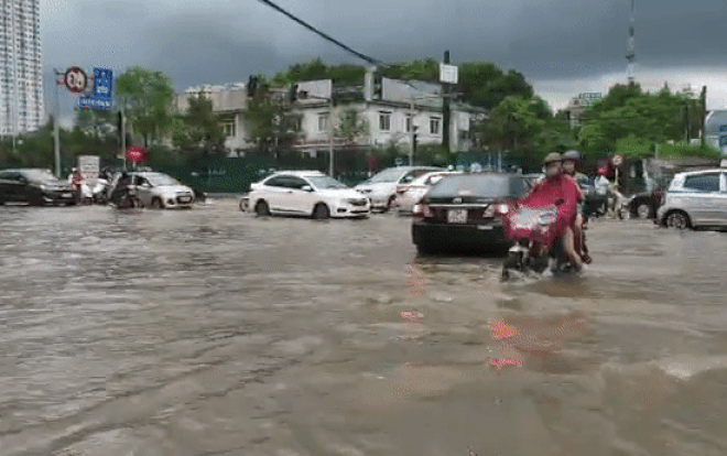 Chùm ảnh: Đường phố Hà Nội ngập trong biển nước sau bão số 3 Ảnh 2