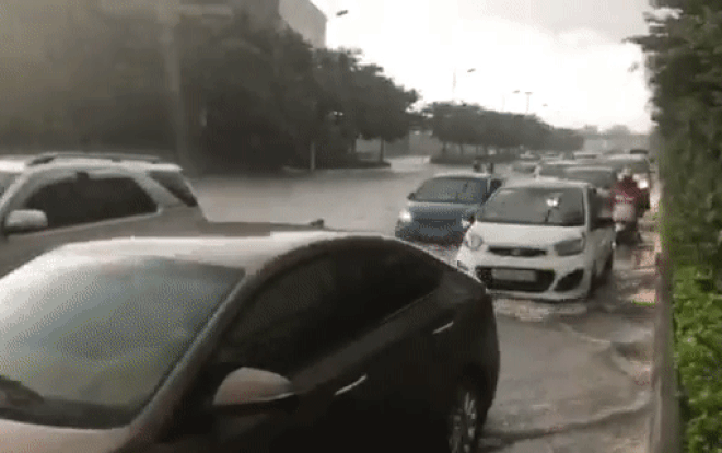 Chùm ảnh: Siêu thị AEON Long Biên bị nước lũ ‘bao vây’ sau bão số 3, nhiều ô tô chết máy Ảnh 2