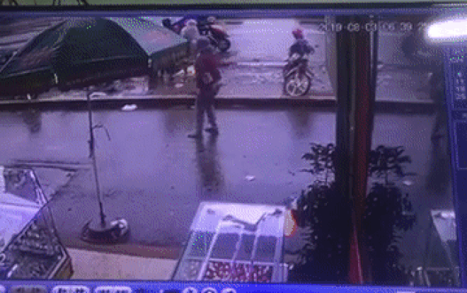 Lạnh người clip xe khách giường nằm lao vào chợ ven đường ở Gia Lai khiến 4 người tử vong Ảnh 2