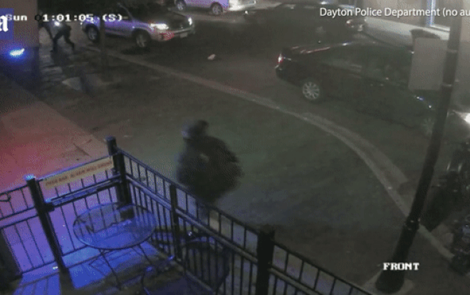 Giây phút cảnh sát hạ gục nghi phạm xả súng ở quán bar Mỹ khiến 10 người chết Ảnh 2