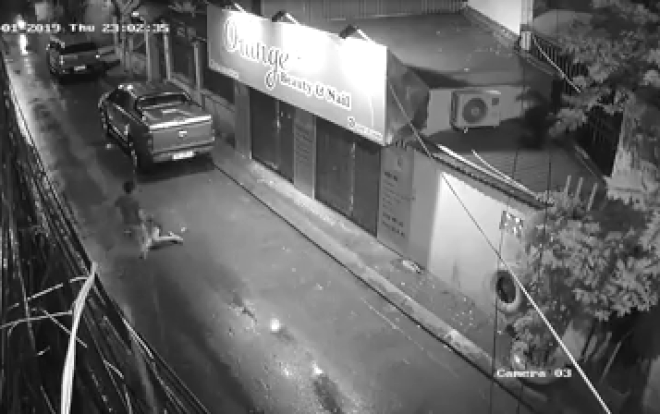 Clip cô gái bị người yêu đánh ngất bỏ mặc nằm dưới đường giữa đêm mưa gây bức xúc Ảnh 2