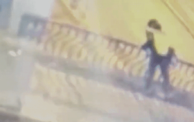 Cặp đôi ngã khỏi cầu chết thảm khi đang ôm hôn nhau say đắm Ảnh 2