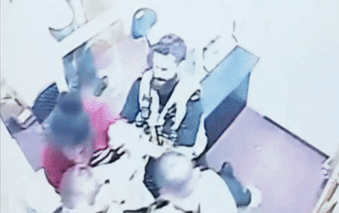 Bị bắt giữ, người đàn ông điên cuồng cắn vào tai cảnh sát Ảnh 2