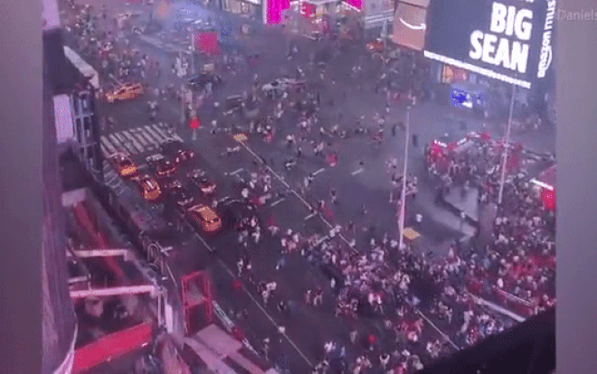 Đám đông bỏ chạy tán loạn, giẫm đạp lên nhau ở Quảng trường Thời đại vì tưởng tiếng pô xe là súng nổ Ảnh 2