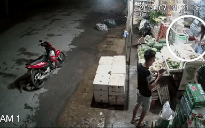 Clip đôi nam nữ dàn cảnh đánh lạc hướng chủ tiệm trái cây, nhanh tay 'cuỗm' túi tiền trong tích tắc Ảnh 2