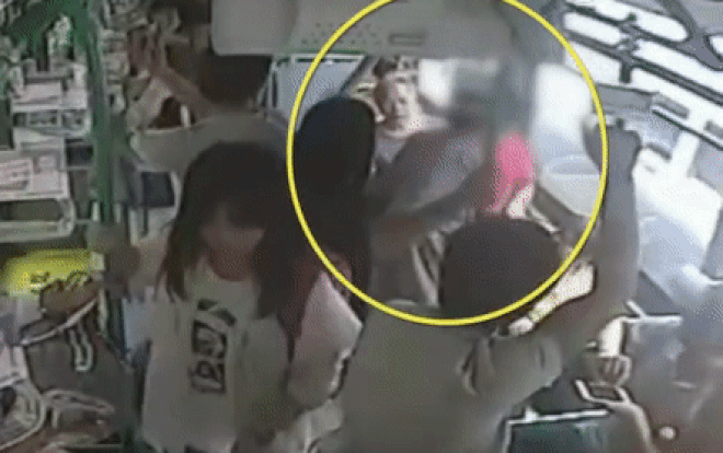 Cụ ông đánh tới tấp người phụ nữ đứng dậy nhường ghế và nguyên nhân khó chấp nhận phía sau Ảnh 2