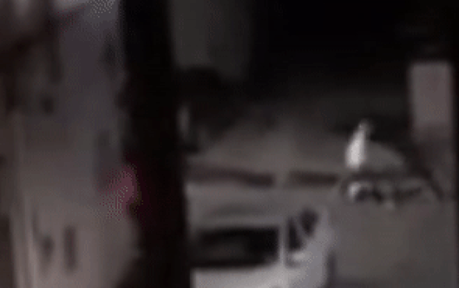 Người phụ nữ bị 2 gã đàn ông đánh đập trên đường suốt 30 phút và nguyên nhân khó chấp nhận phía sau Ảnh 2