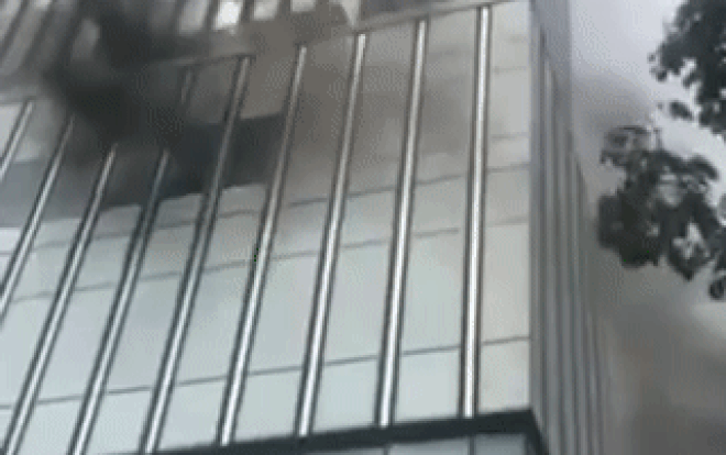 Saigon Center bất ngờ bốc lên khói đen nghi ngút, hàng trăm người hốt hoảng tháo chạy Ảnh 2