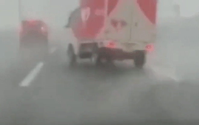 Khoảnh khắc xe tải bị lật nghiêng trong siêu bão Lekima Ảnh 2