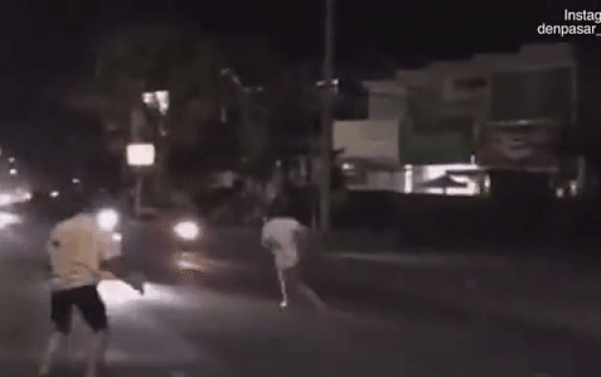 Say quắc cần câu, du khách lao ra giữa đường tông ngã xe máy và 'quậy tưng' khắp phố Ảnh 2