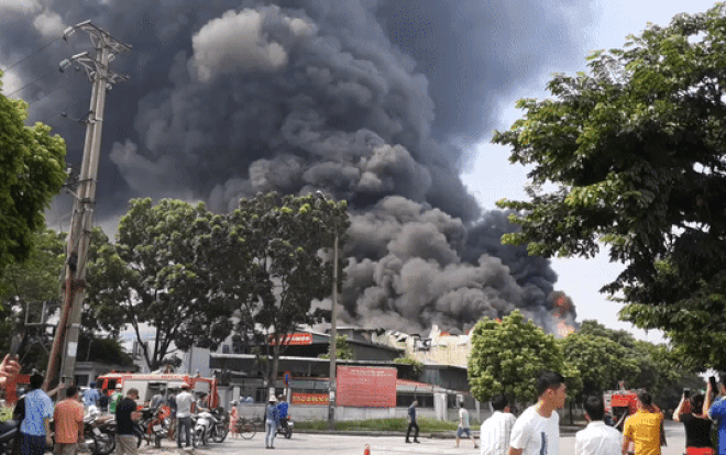 Hiện trường tan hoang sau vụ cháy cực lớn tại công ty sản xuất khuôn ép nhựa ở khu công nghiệp Sài Đồng B Ảnh 2