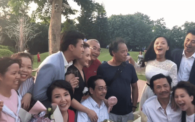 Ekip Về Nhà Đi Con hé lộ giờ phút chia tay, cả dàn diễn viên cùng hát vang ca khúc nhạc phim đầy cảm xúc Ảnh 2