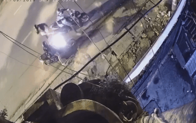 Xôn xao clip hai thanh niên dùng dao đe dọa cướp tài sản của cô gái ở Sài Gòn Ảnh 2