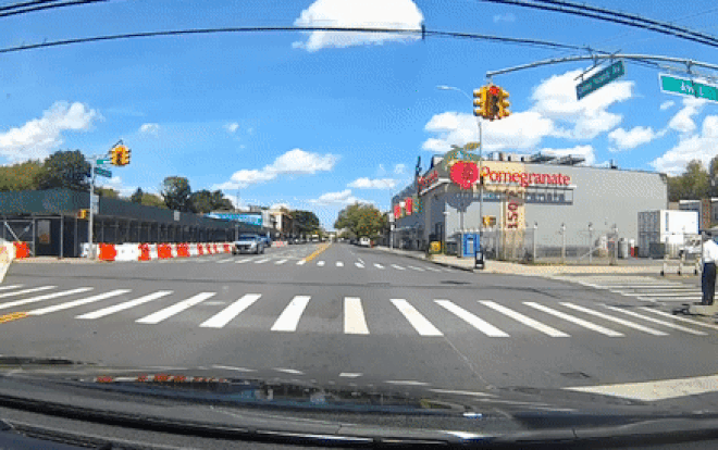 Vượt đèn đỏ, tài xế tuổi teen tông văng chiếc SUV sang đường trúng người đi xe đạp Ảnh 2