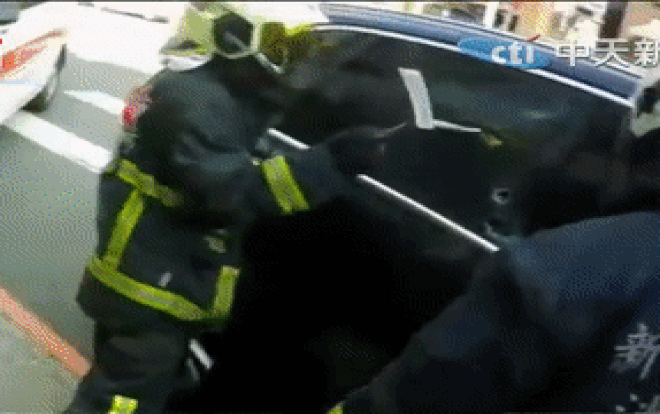 Bị cảnh sát đập vỡ cửa kính vì bỏ quên con trai trong xe, thái độ sau đó của ông bố còn phẫn nộ hơn Ảnh 2