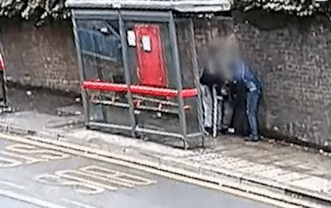 Người đàn ông bị hai kẻ côn đồ đánh dã man giữa đường nhưng phản ứng của nhiều tài xế đi ngang qua mới đáng buồn Ảnh 2